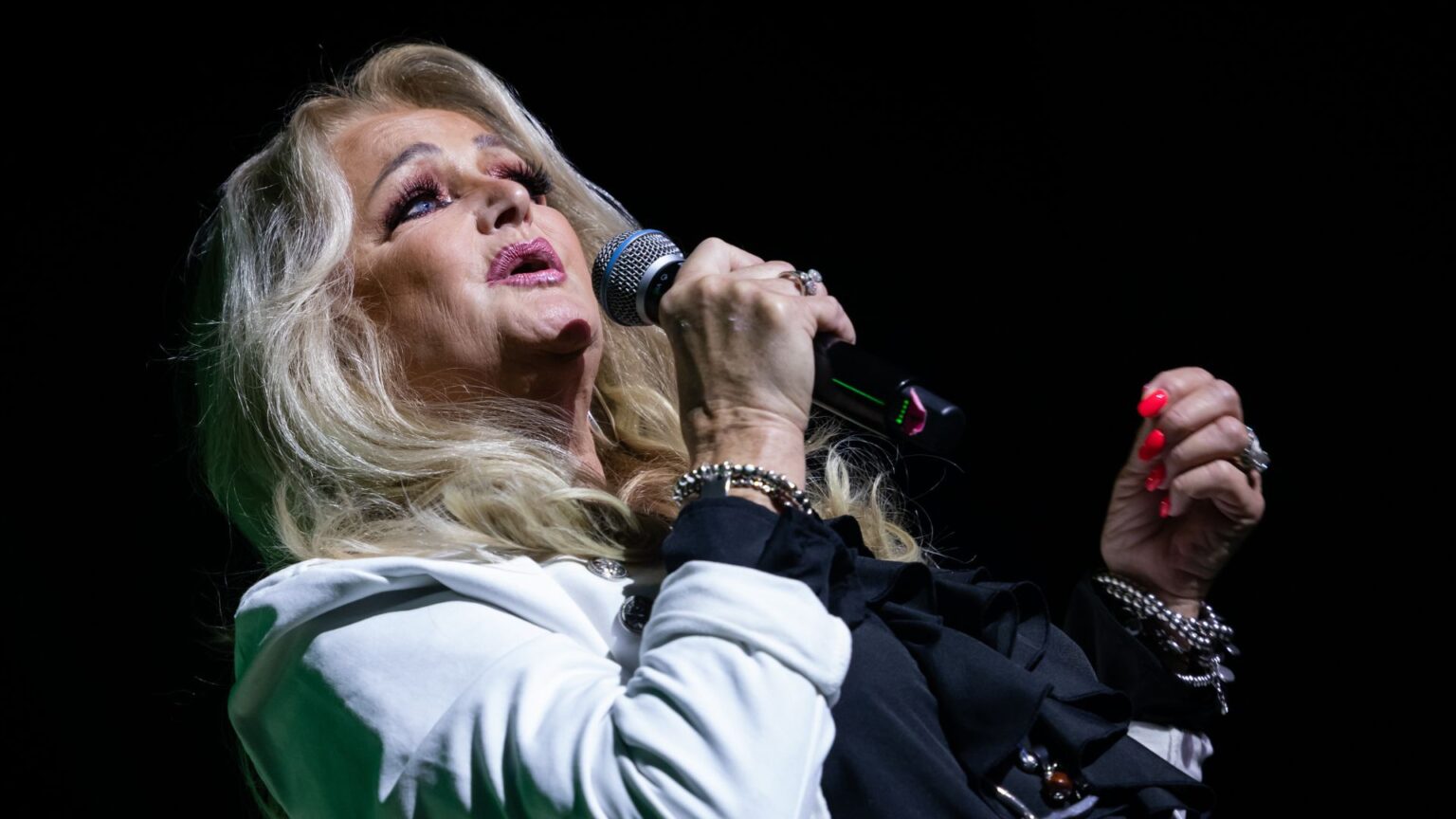 Atualização sobre a saúde de Bonnie Tyler: internada, mas estável