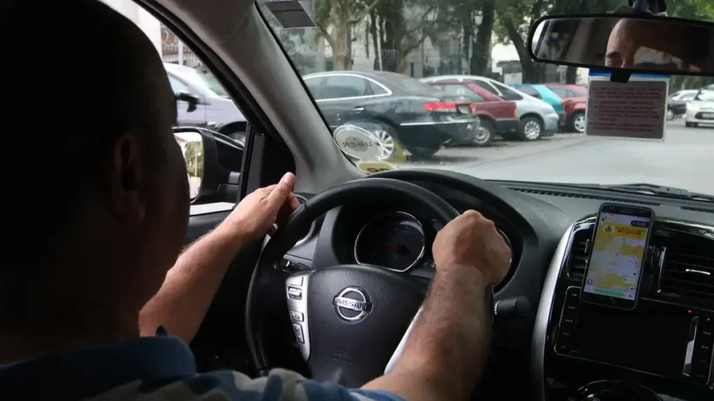 Motorista de aplicativo enfrenta sobrecarga e altos custos, revela pesquisa do TST