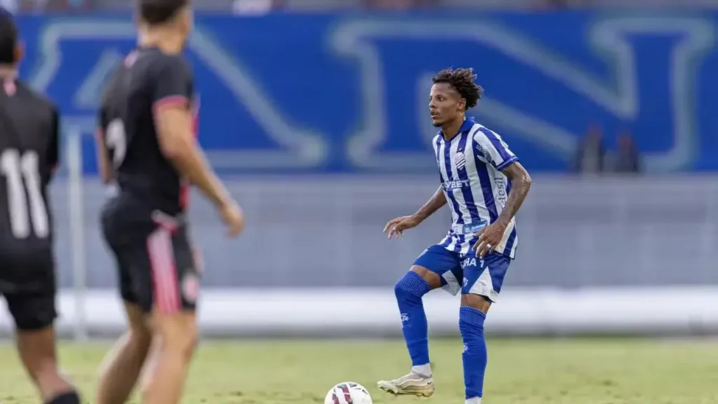 Ceará confirma contratação do artilheiro Rian Santana, destaque do CSA