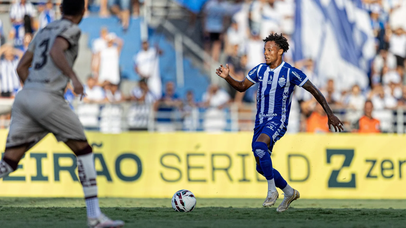 Ceará confirma contratação do atacante Rian Santana, destaque do CSA