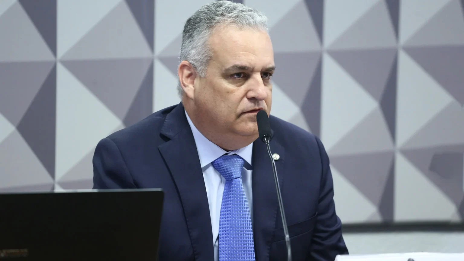 Flávio Bolsonaro confirma Alfredo Gaspar como vice na corrida presidencial